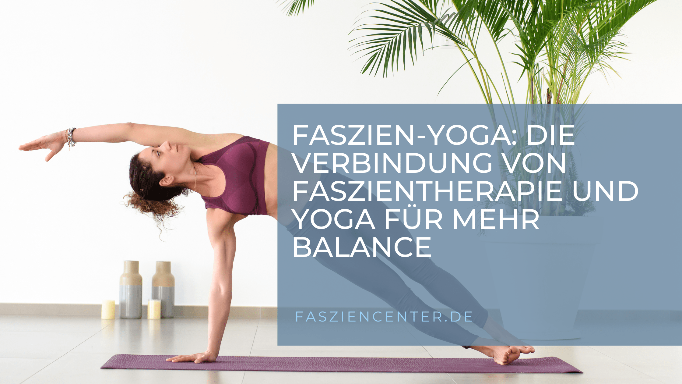 Eine Frau führt im Seitstütz eine Yogaübung aus, wobei sie ihren Körper kraftvoll ausbalanciert und konzentriert auf ihre Atmung achtet.