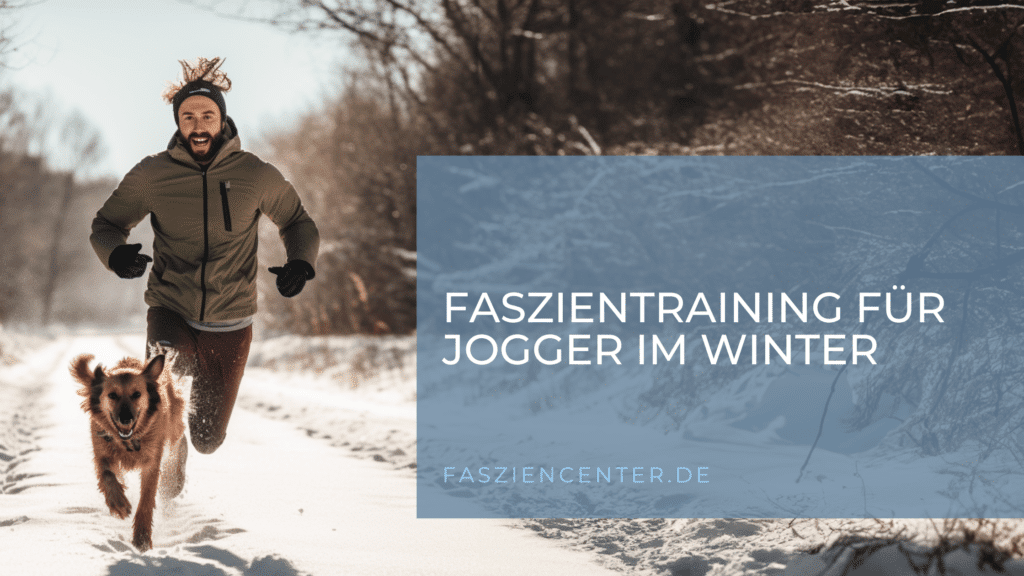 Jogger mit Hund läuft auf schneebedecktem Waldweg, umgeben von winterlicher Landschaft